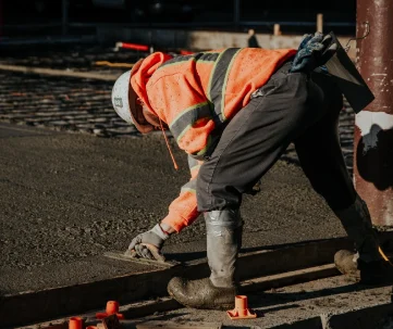 Obrero en la calle Reynante de Ribadeo